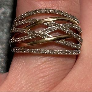 Beautiful ring it’s silver 925 with diamonds very pretty piece